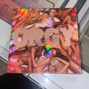 Mini Orgy Eyeshadow Palette 🤎🤍